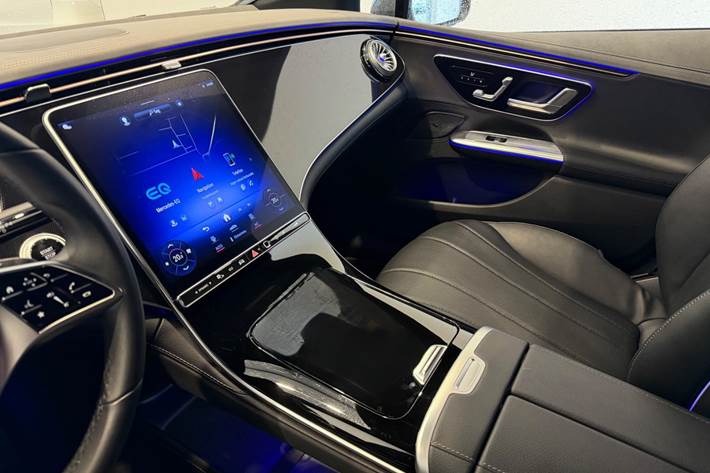 Grå Mercedes EQE300 fra 2025