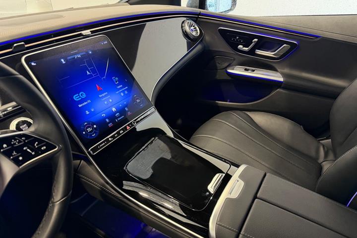 Grå Mercedes EQE300 fra 2025