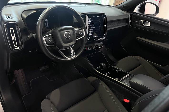 Sølv Volvo XC40 fra 2023
