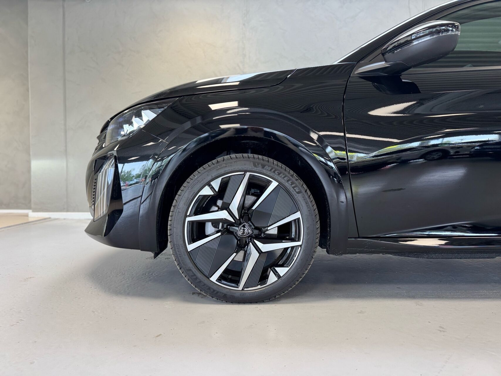 Sort Peugeot e-208 fra 2026