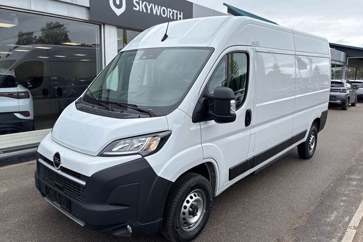 Hvid Opel Movano-e fra 2024