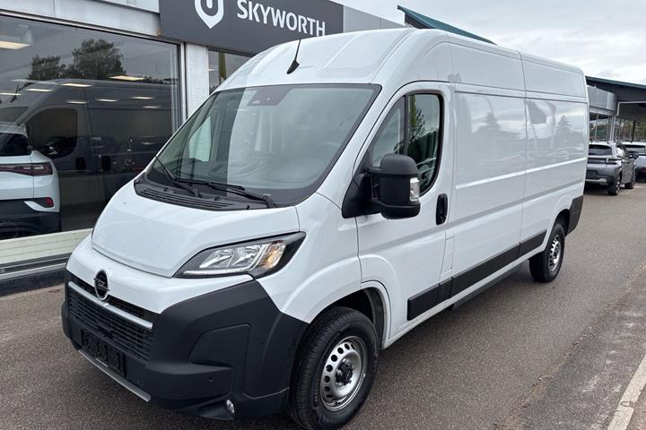 Hvid Opel Movano-e fra 2024 set udefra
