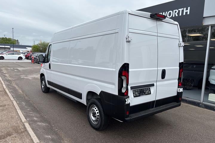 Hvid Opel Movano-e fra 2024 set udefra