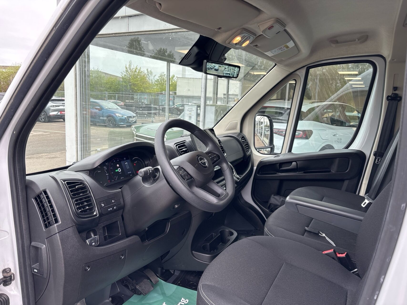 Hvid Opel Movano-e fra 2024 set indefra