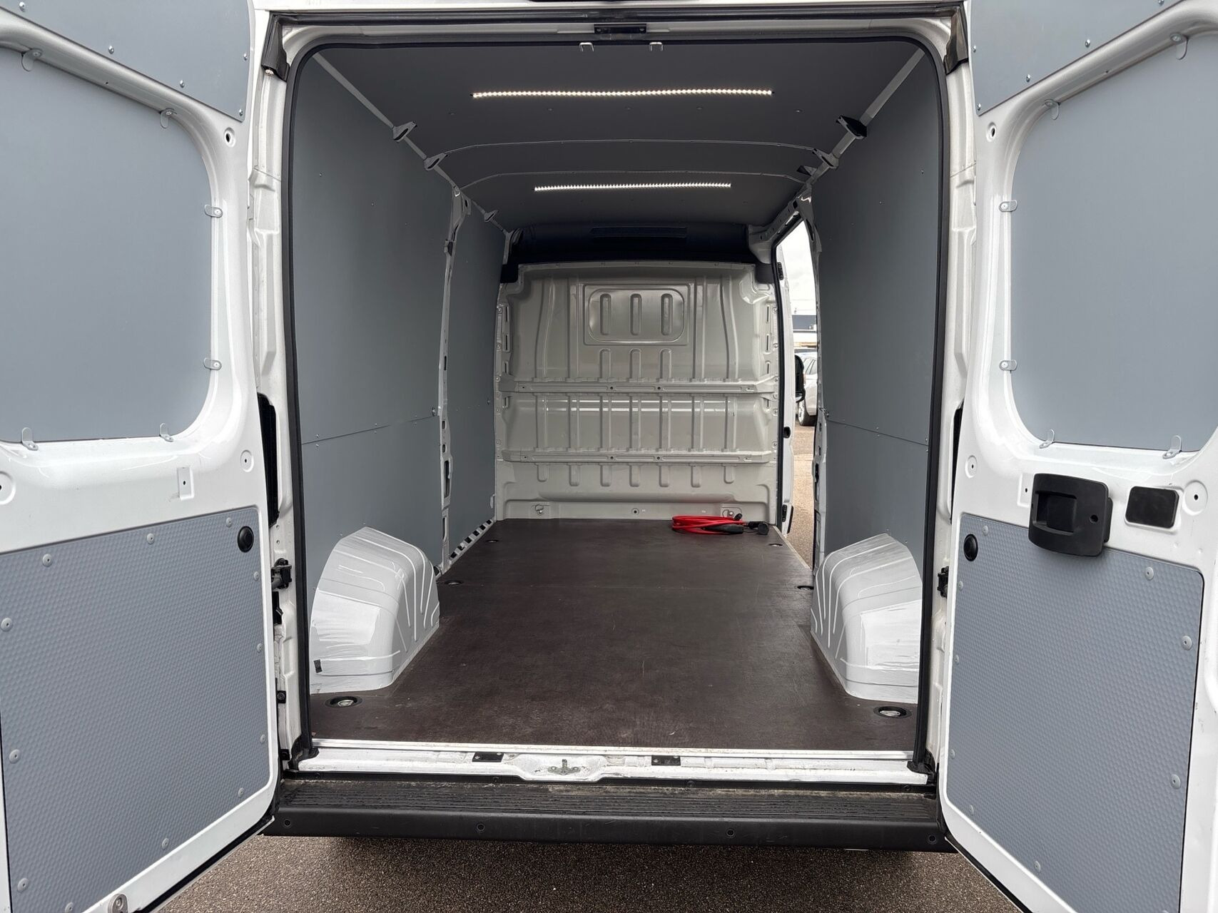 Hvid Opel Movano-e fra 2024 set udefra