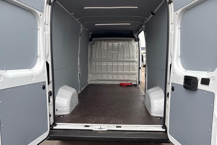 Hvid Opel Movano-e fra 2024 set udefra