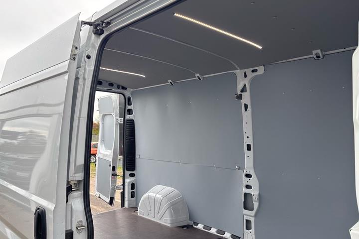 Hvid Opel Movano-e fra 2024 set udefra