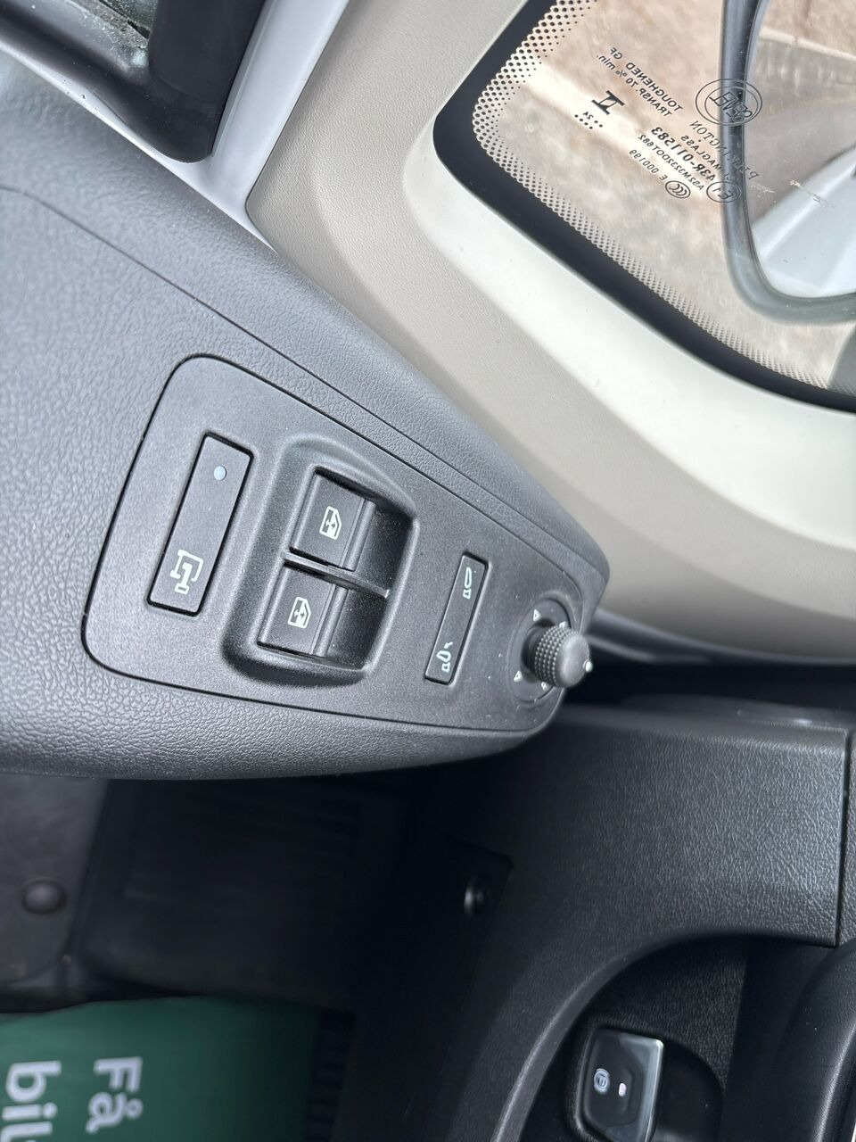 Hvid Opel Movano-e fra 2024 set indefra