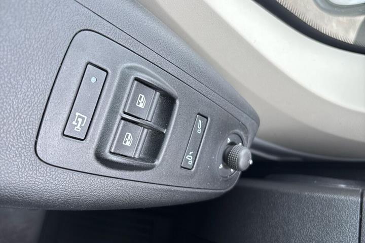 Hvid Opel Movano-e fra 2024 set indefra