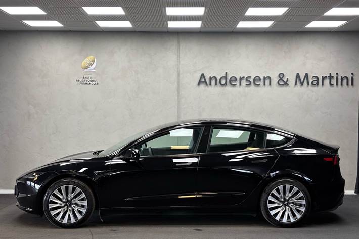 Sort Tesla Model 3 fra 2025