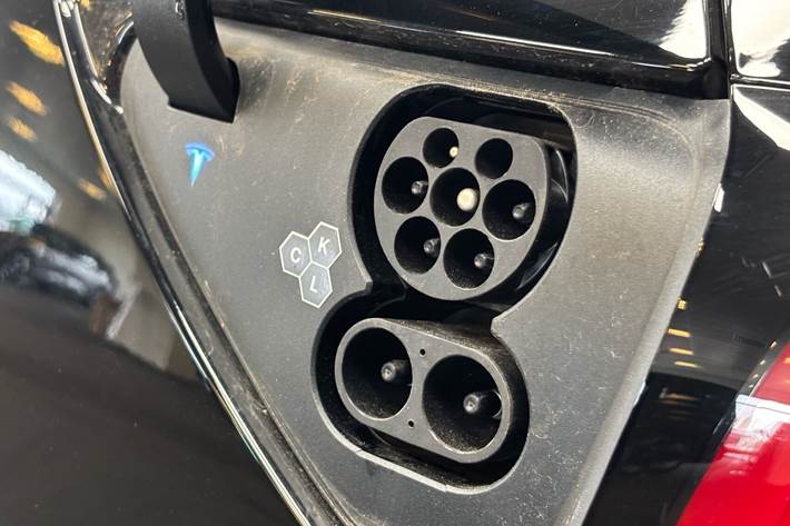 Sort Tesla Model 3 fra 2025