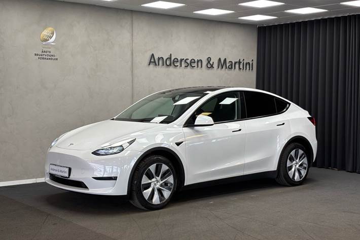 Hvid Tesla Model Y fra 2021