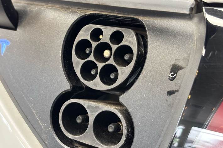 Hvid Tesla Model Y fra 2021