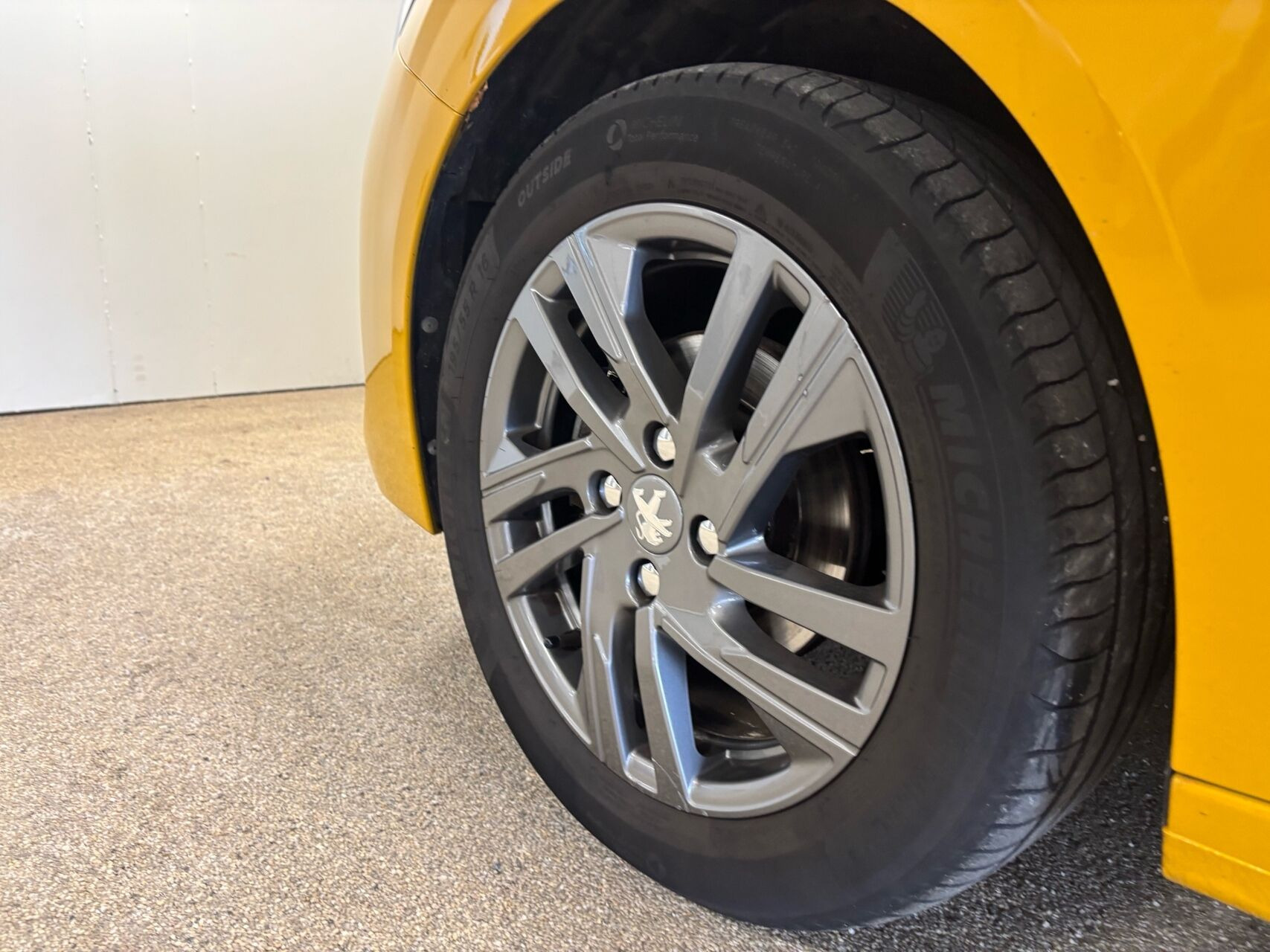 Gul Peugeot 208 fra 2021