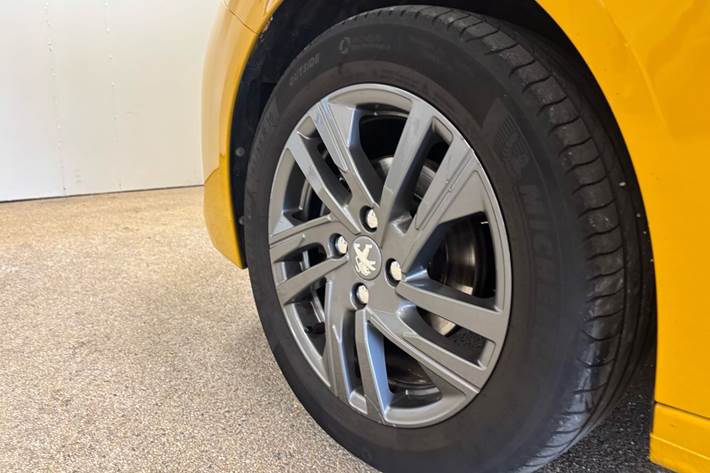Gul Peugeot 208 fra 2021