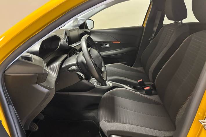 Gul Peugeot 208 fra 2021