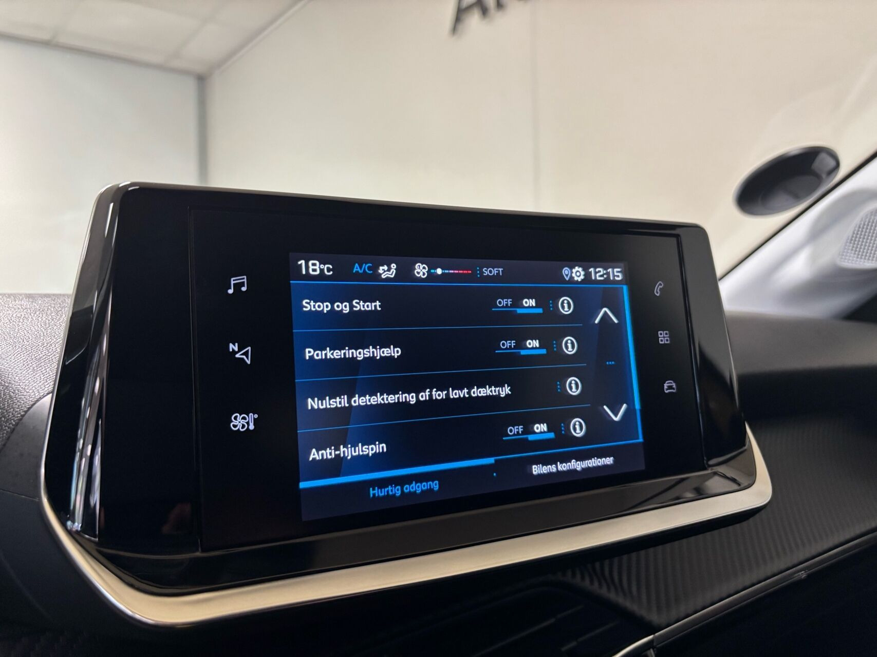 Gul Peugeot 208 fra 2021