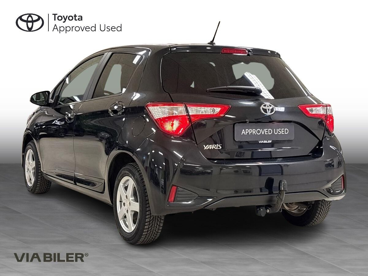 Sort Toyota Yaris fra 2018