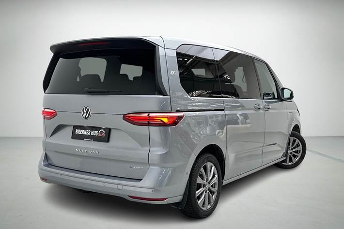 Blå VW Multivan fra 2021