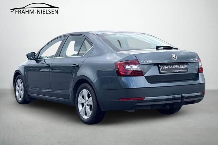 Grå Skoda Octavia fra 2017