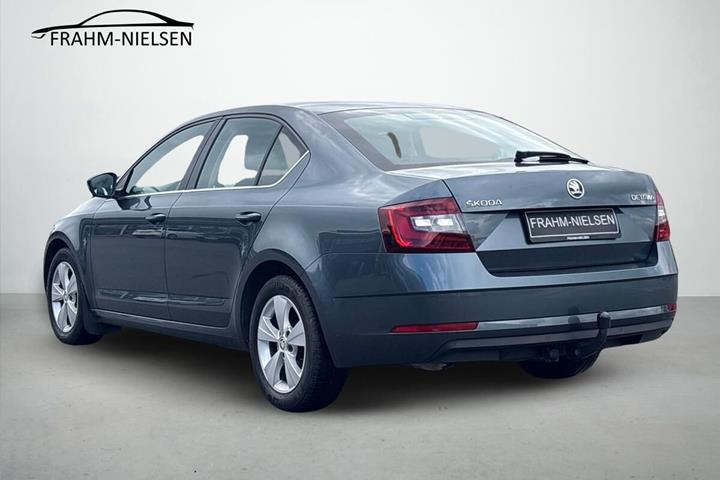 Grå Skoda Octavia fra 2017
