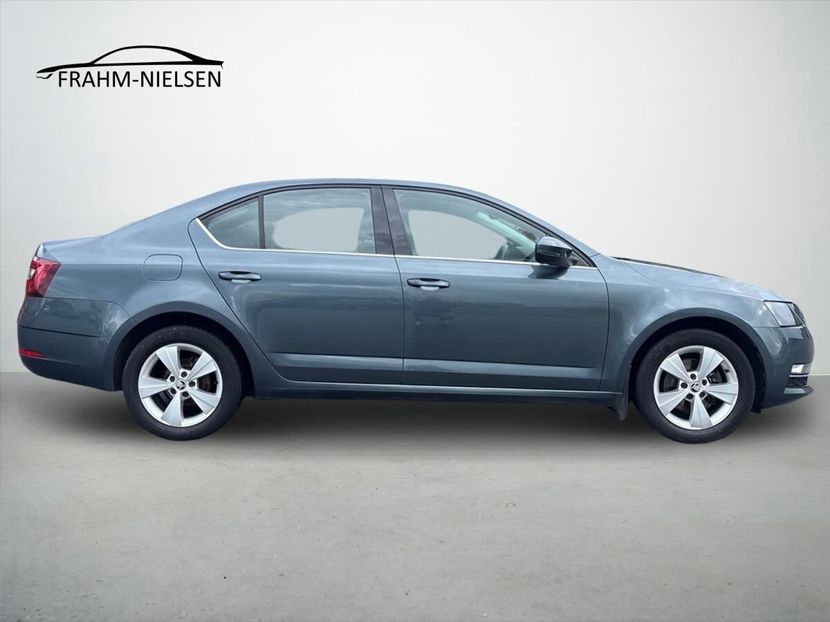 Grå Skoda Octavia fra 2017