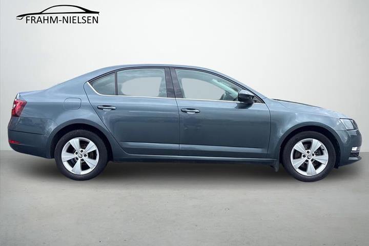 Grå Skoda Octavia fra 2017