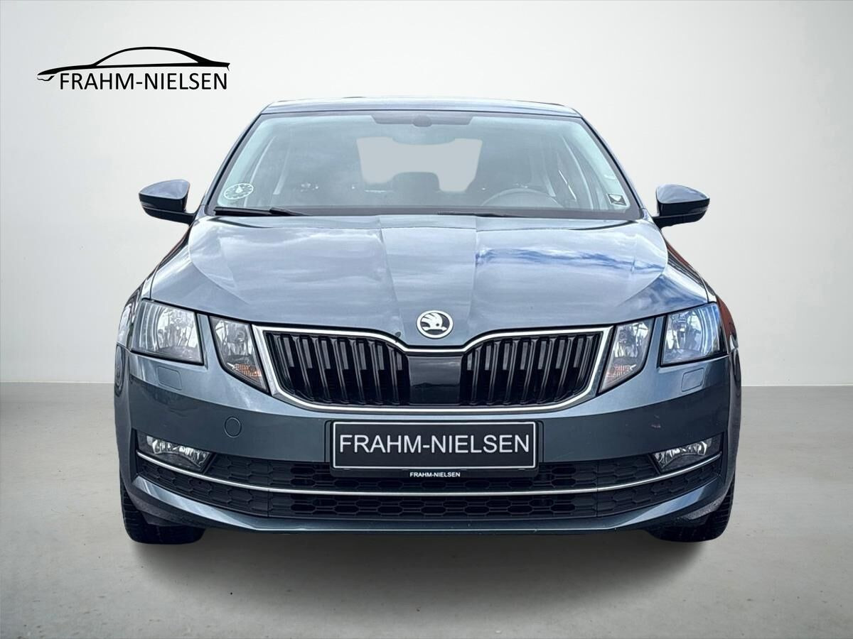 Grå Skoda Octavia fra 2017