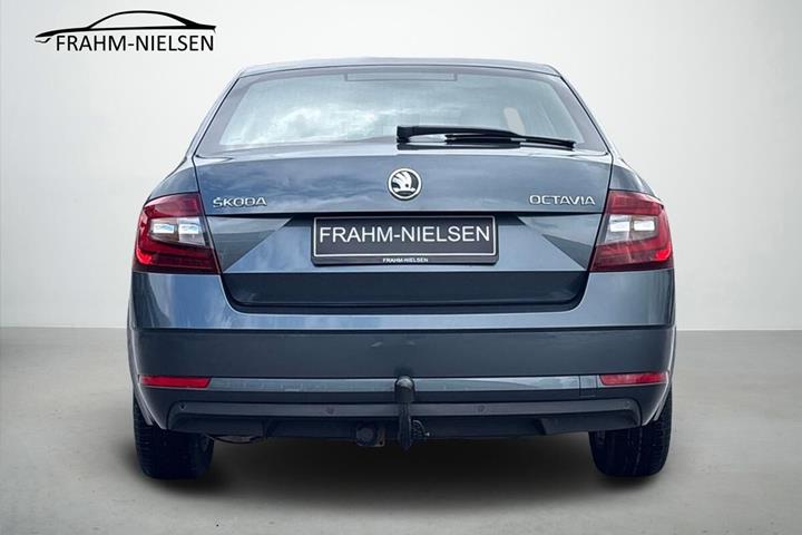 Grå Skoda Octavia fra 2017