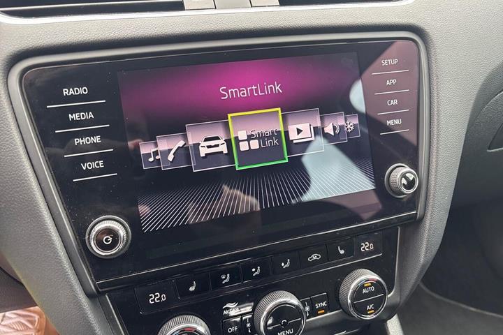 Grå Skoda Octavia fra 2017