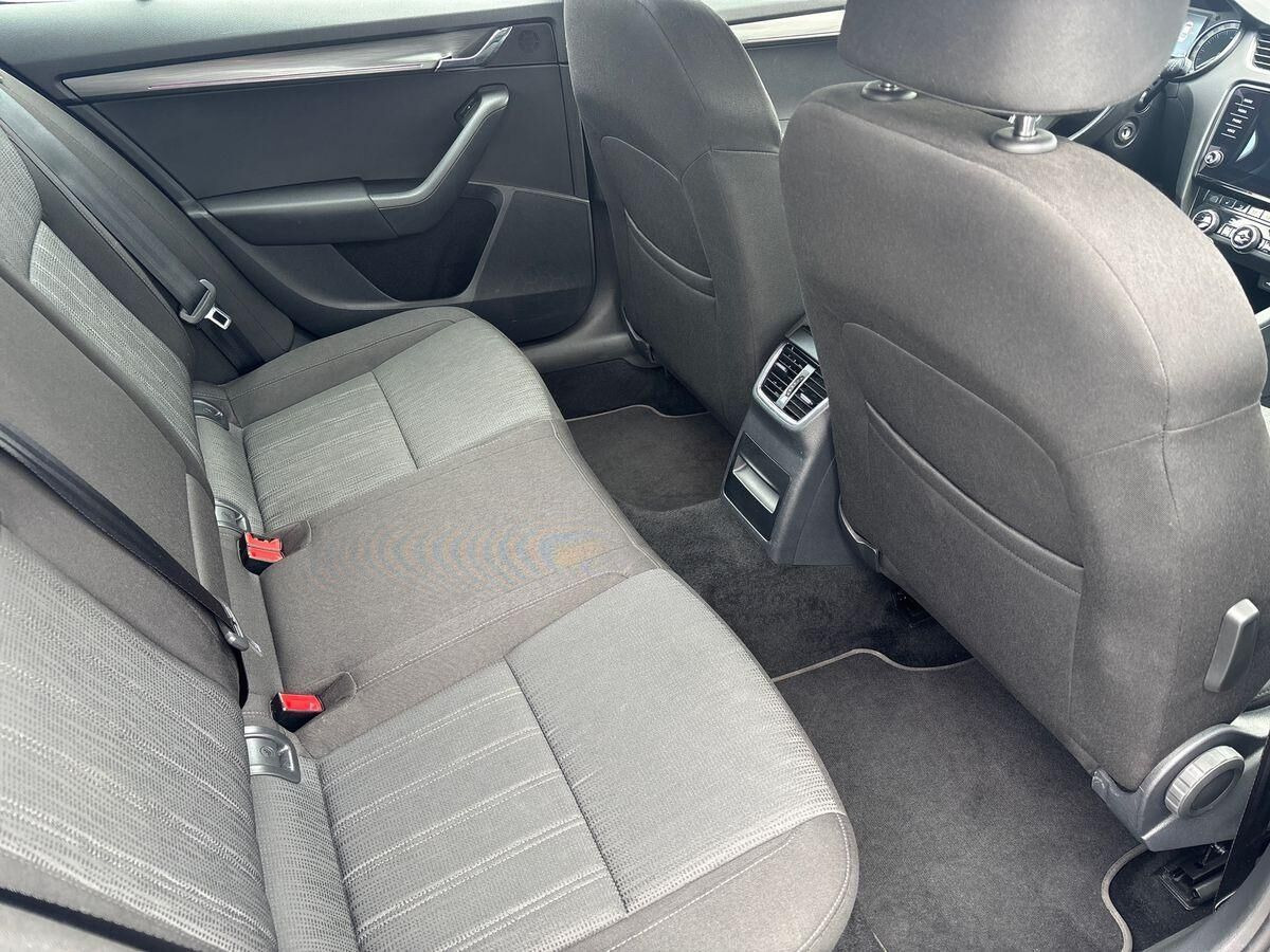 Grå Skoda Octavia fra 2017