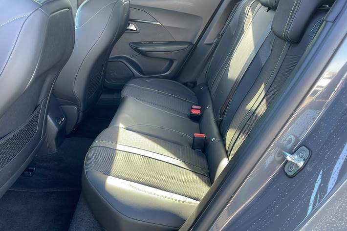 Grå Peugeot e-2008 fra 2023