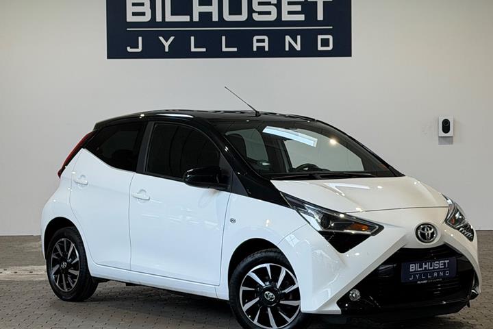 Hvid Toyota Aygo fra 2021 set udefra
