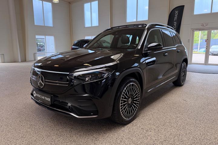 Sort Mercedes EQB250 fra 2023 set udefra