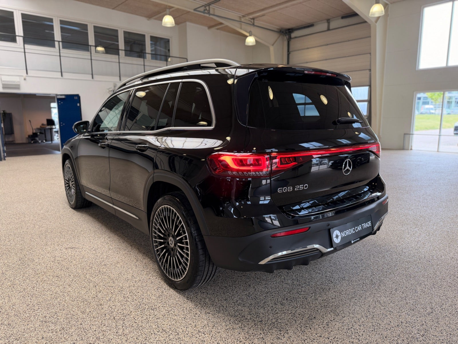 Sort Mercedes EQB250 fra 2023