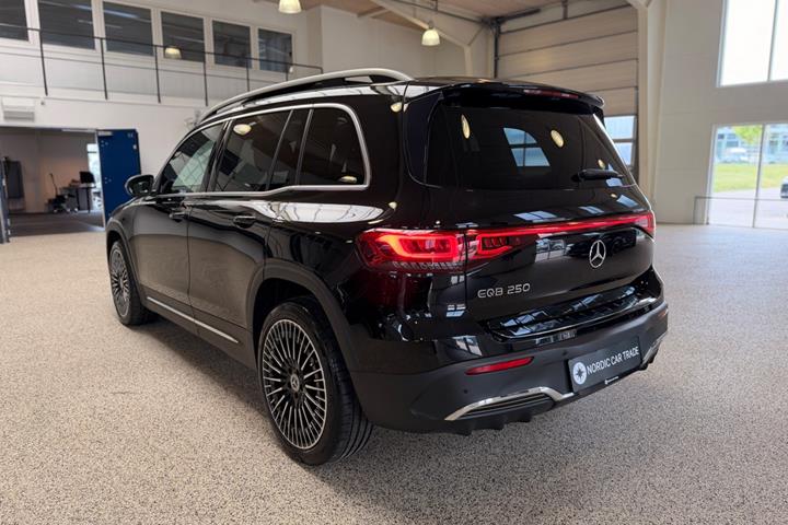 Sort Mercedes EQB250 fra 2023