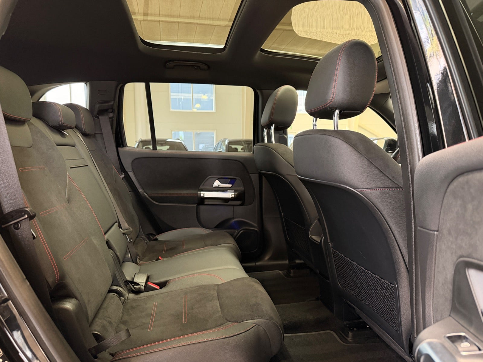 Sort Mercedes EQB250 fra 2023