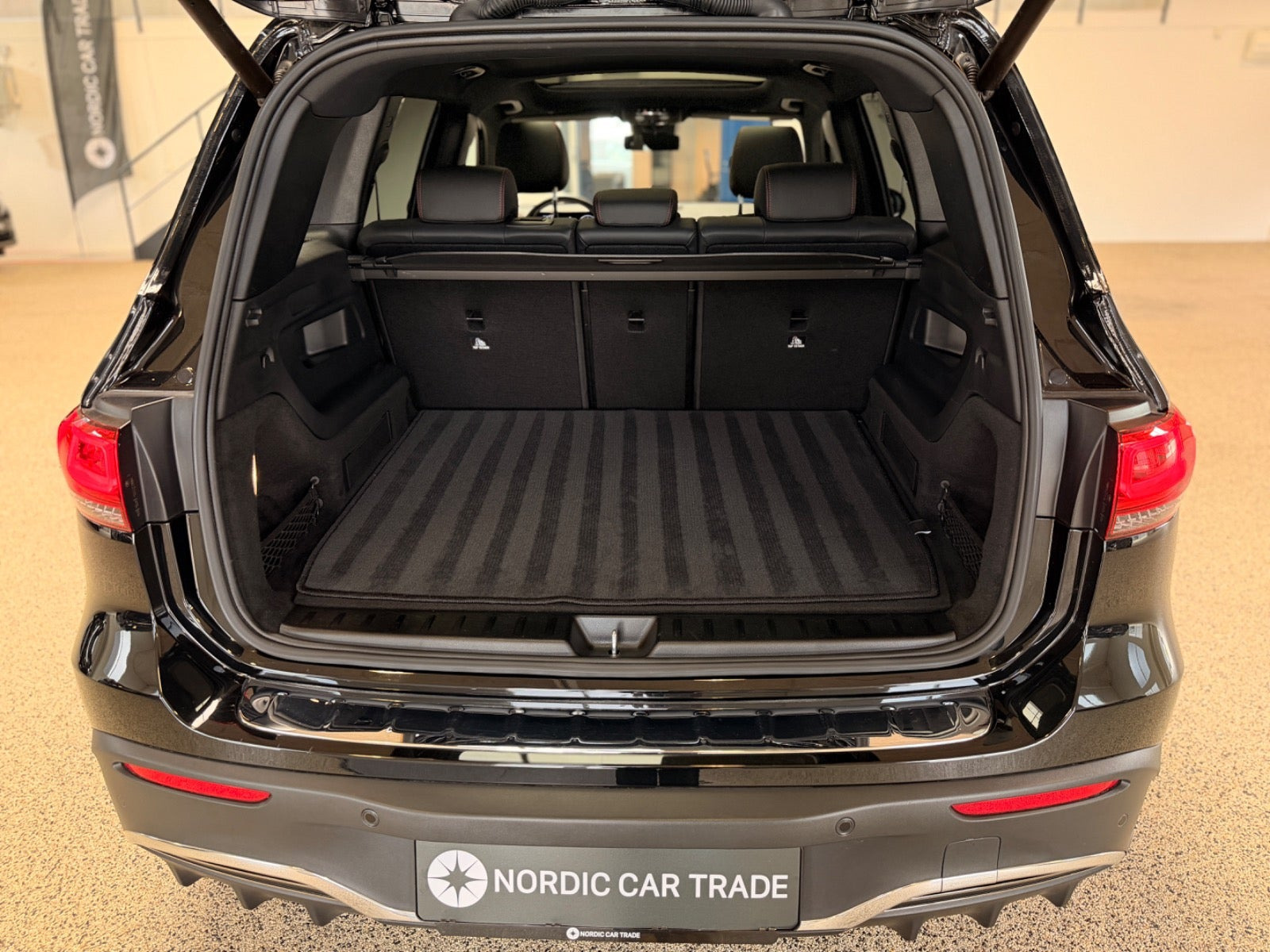Sort Mercedes EQB250 fra 2023