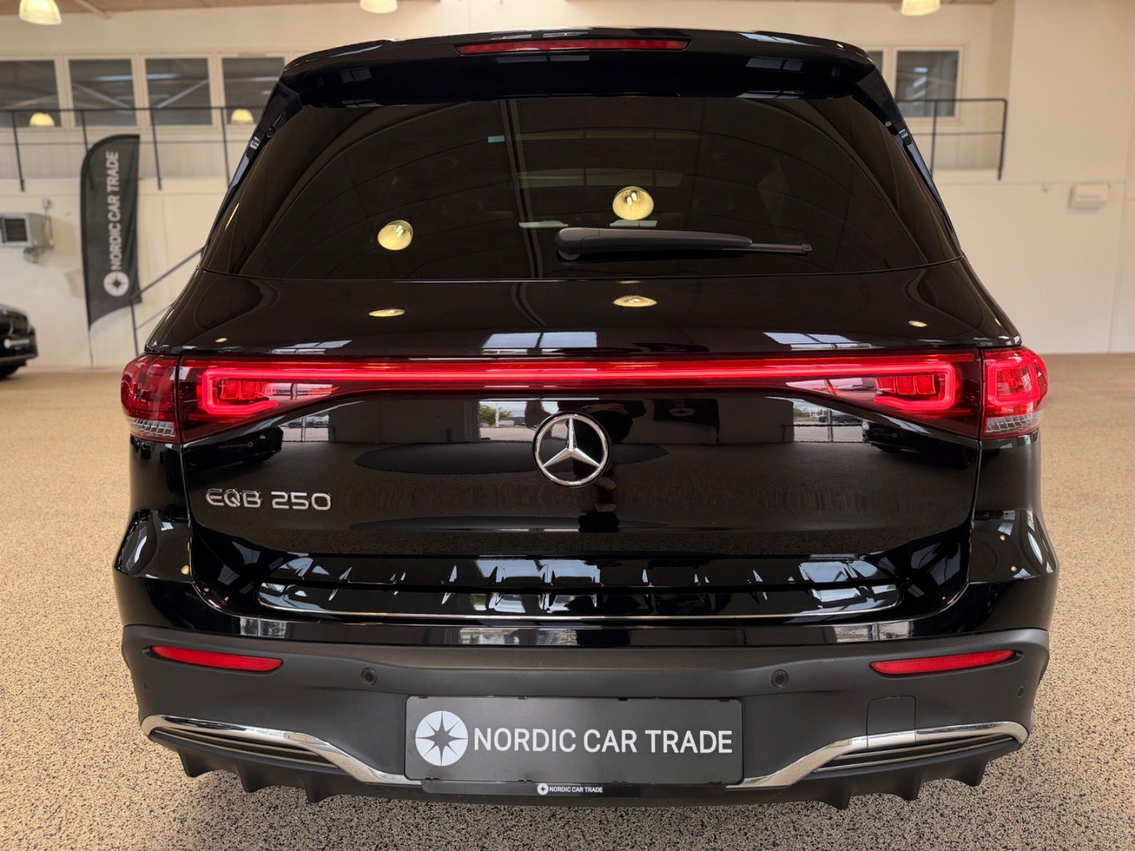 Sort Mercedes EQB250 fra 2023