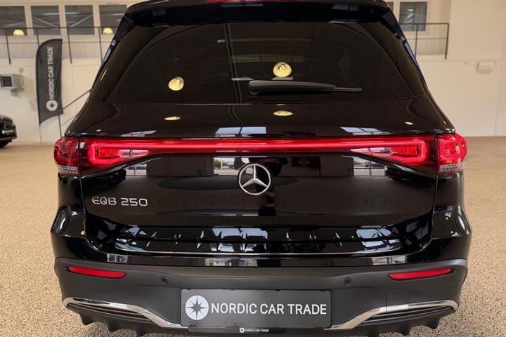 Sort Mercedes EQB250 fra 2023