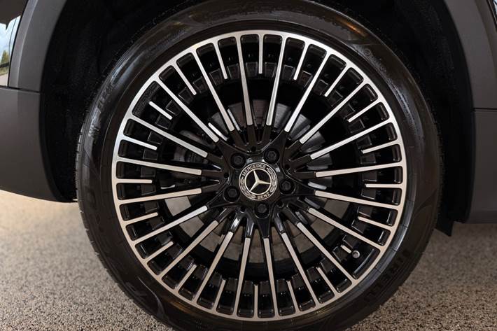 Sort Mercedes EQB250 fra 2023