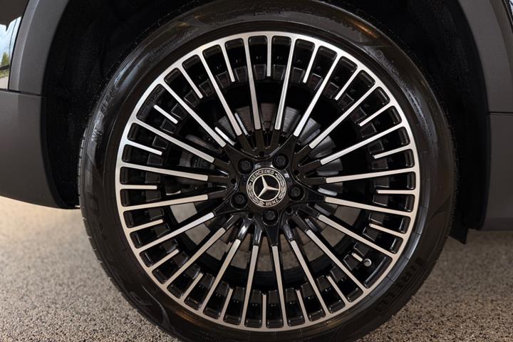 Sort Mercedes EQB250 fra 2023