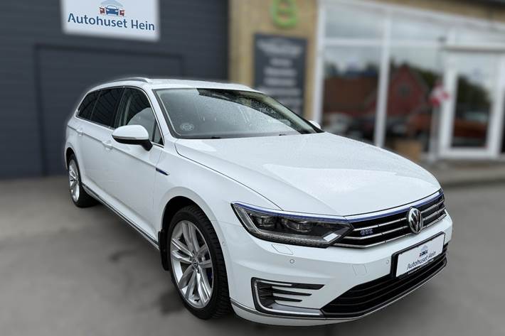 Hvid VW Passat fra 2018 set udefra