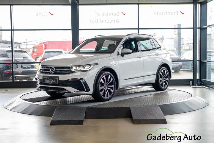 Hvid VW Tiguan fra 2022 set udefra