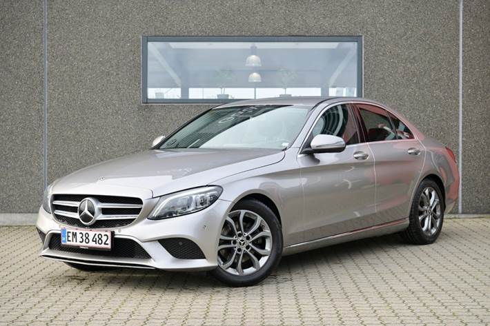 Orange Mercedes C220 d fra 2018