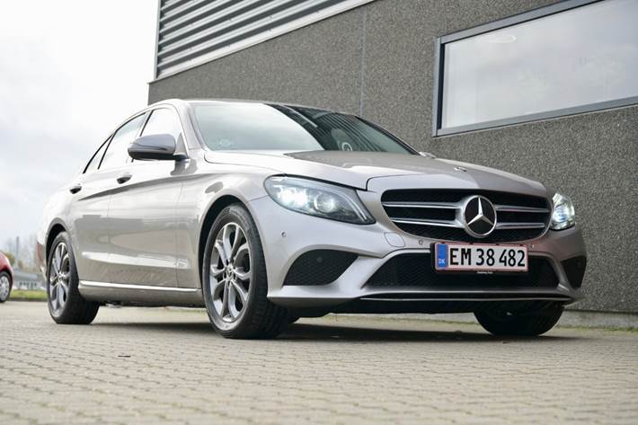 Orange Mercedes C220 d fra 2018