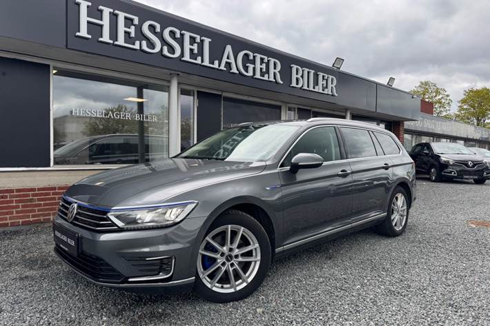 Grå VW Passat fra 2017