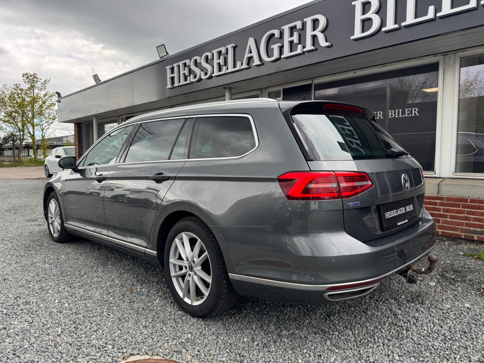 Grå VW Passat fra 2017