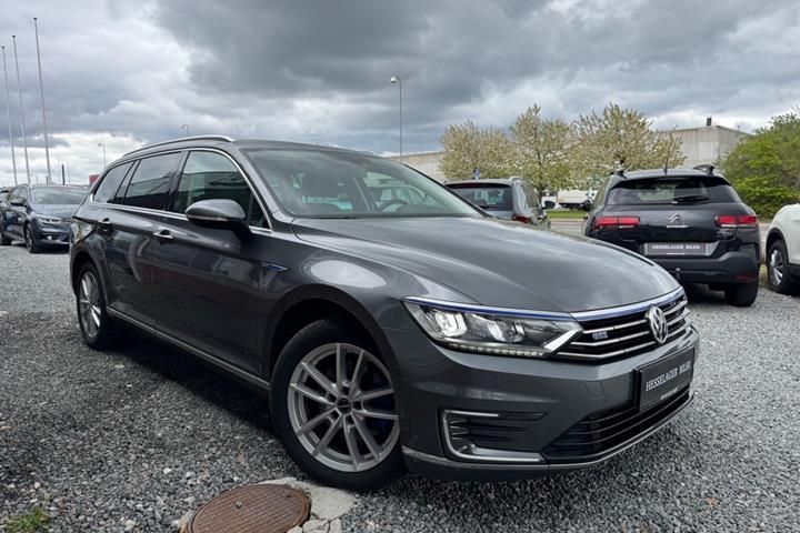 Grå VW Passat fra 2017