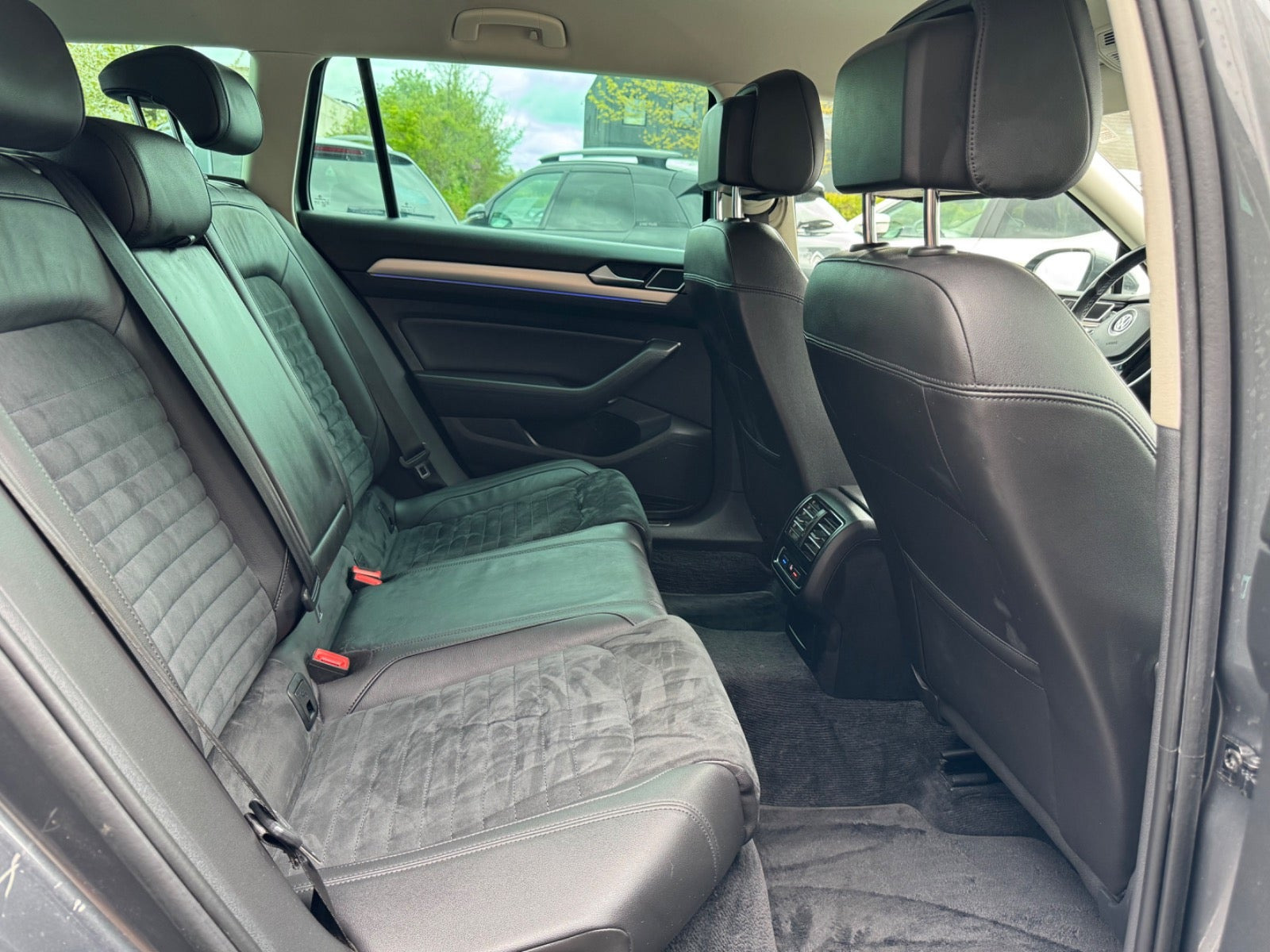 Grå VW Passat fra 2017